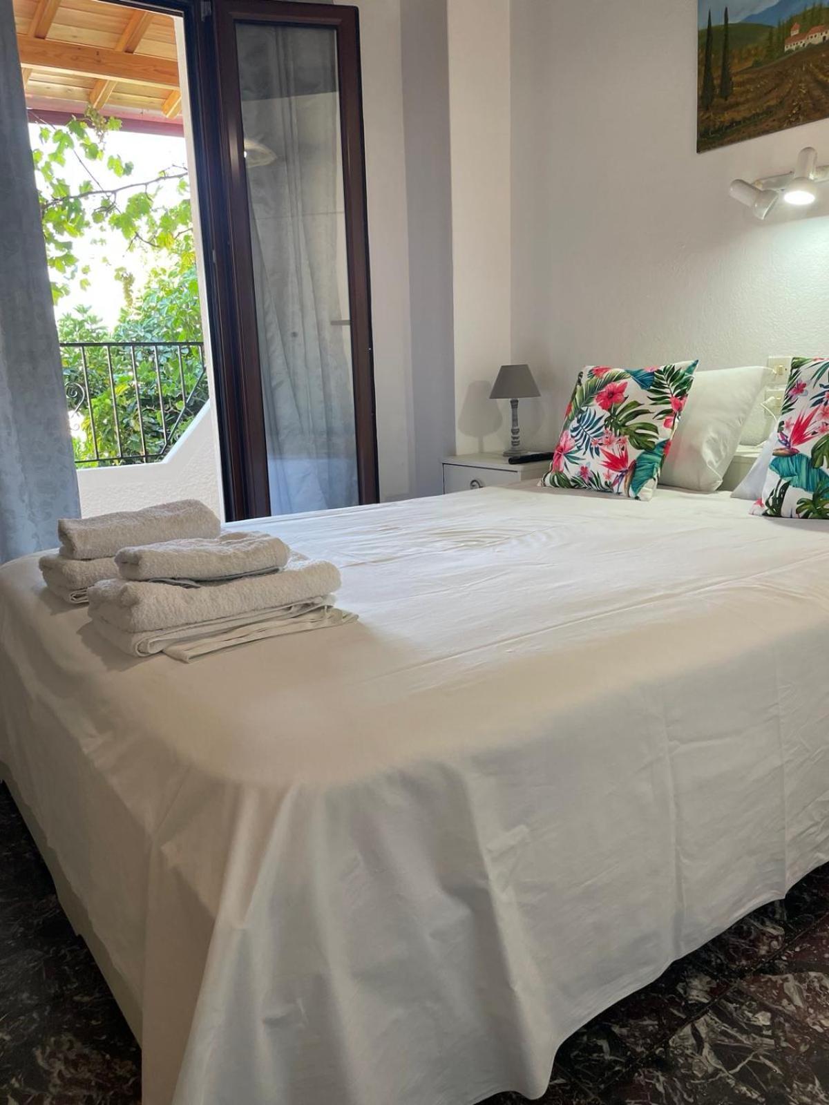 Katerinas Apartmens Skiathos Town Bagian luar foto